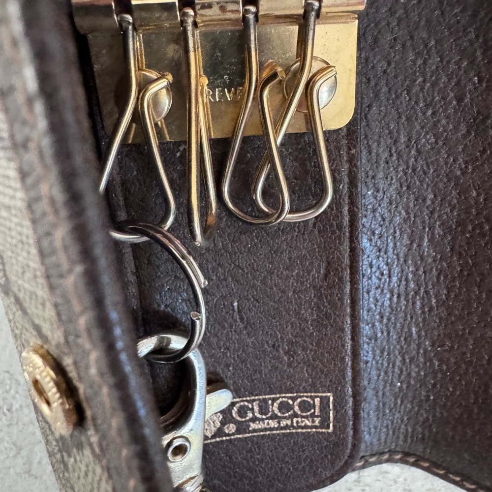 Gucci Brown GG Supreme Canvas Key Case with Gold Hardware - Picture 2 of 4